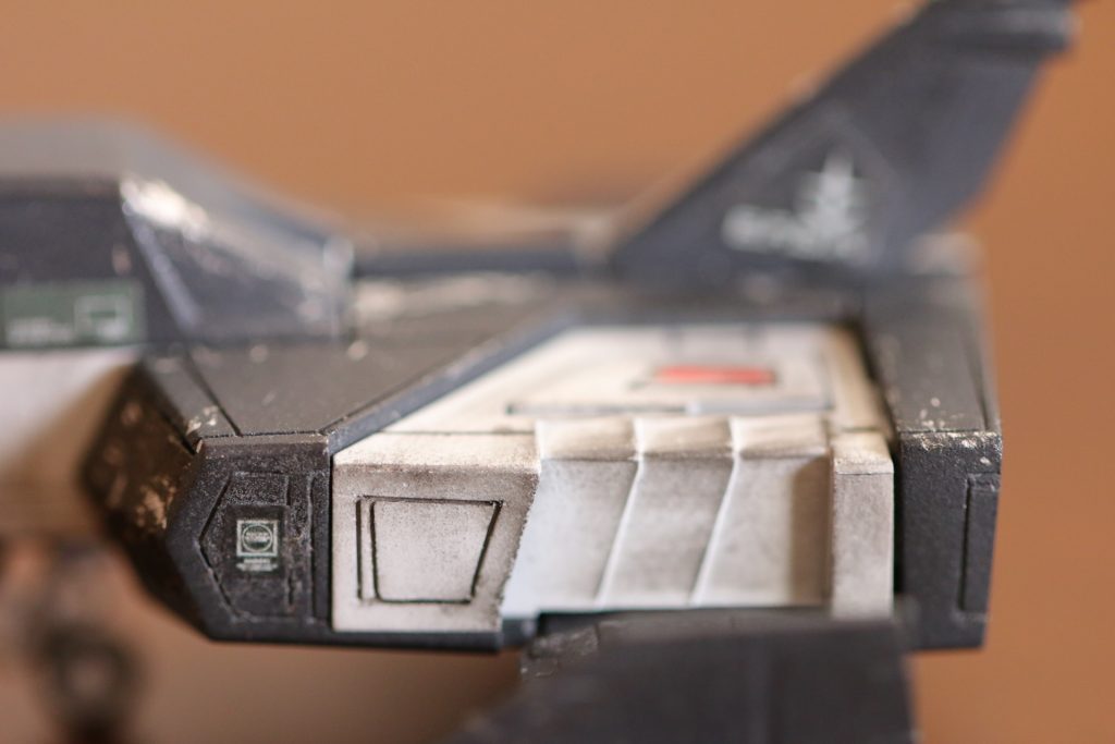 【ボディ】
ご覧の通りです。
かなり修正したんですが、白化がヒドイ。ツヤ消しスプレーを吹いた途端に、全面が思いっきり白くなっちゃいました。なので再度上塗りしたんですが、どうでしょう。
スジボリは適度に入れていますけれど、寄ると粗が目立ちますね。
シャドウは、おなじみタミヤさんのウェザリングマスターで。