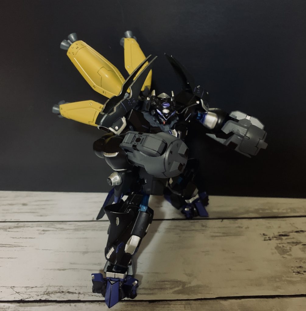 ブースターで敵陣に接近し、衝撃波で怯ませたところを叩く戦法を得意とする