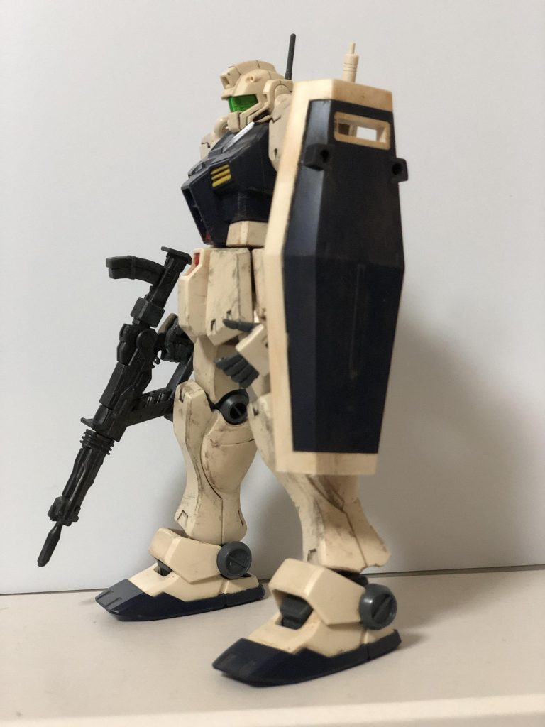 わかりづらいですが頬のダクト？部分を薄くして整形、穴を開けてます。
シールドも覗き穴？の所をツライチまで削ってます。