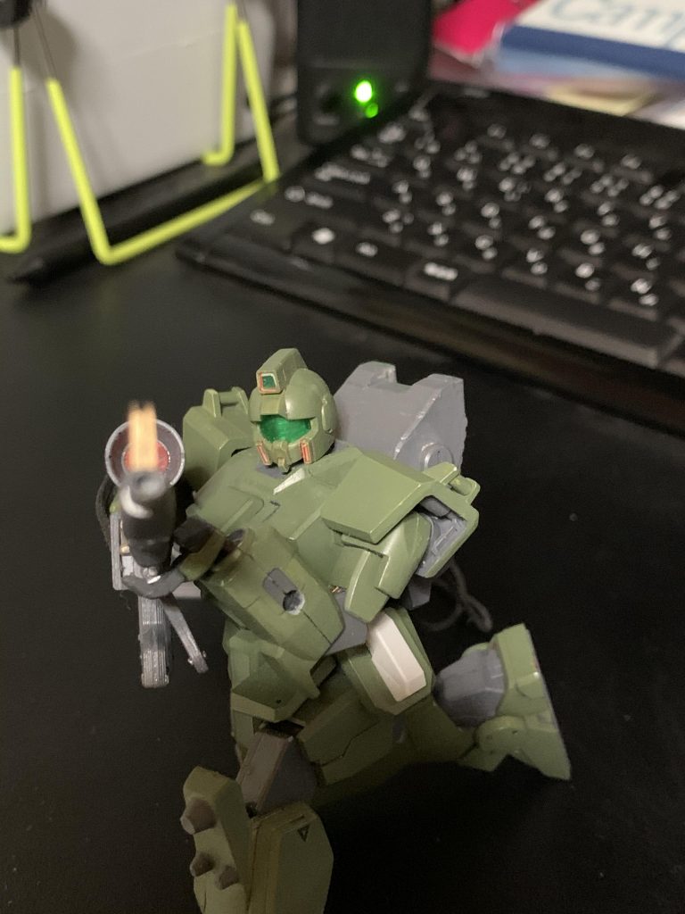 ベースキットのHGUC陸戦型ガンダムがヒジョーに優秀故、膝立ち等色んなポージングが楽しめる。
ステキ！