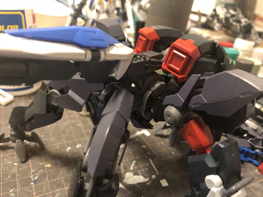 脚部を上にして遊んでたらバランスを崩し前に倒れた時「これ、足反転させたら6脚っぽいな…」ってなったのが全ての始まり。異形感を出して行こうと予定を変更