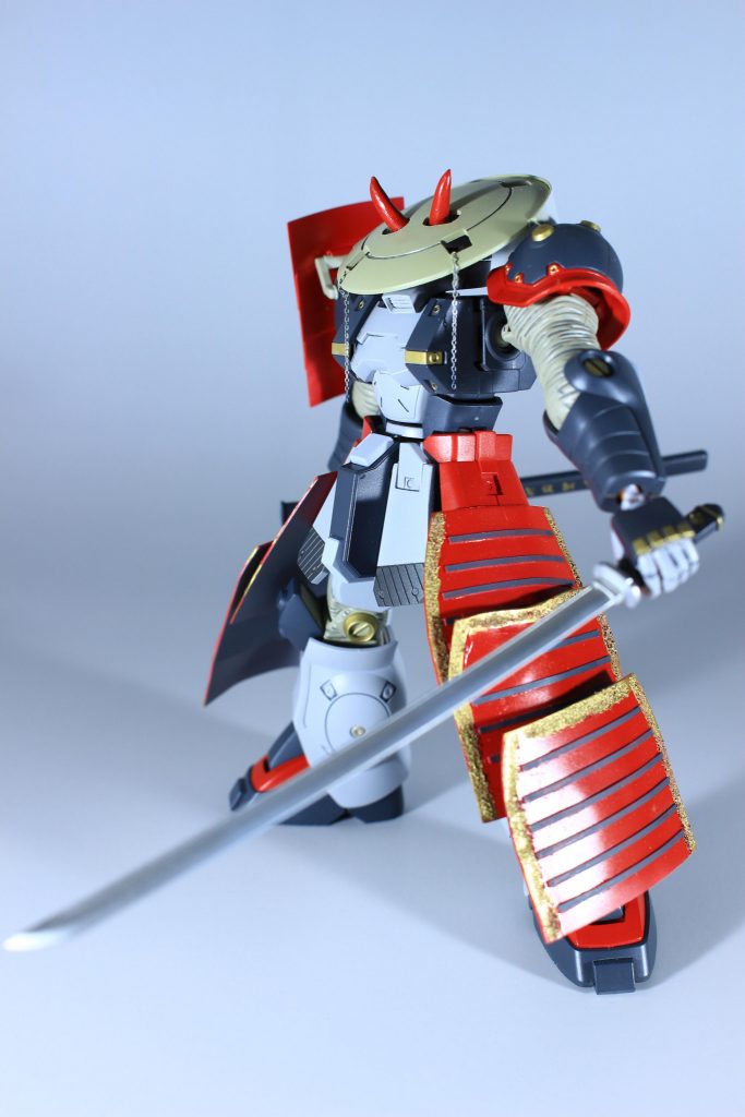 抜刀！強そう。
笠から角が出ているのが分かると思います。名前にも入っている通り、鬼です！
ツノがある状態で笠は被れなかったのでぶち抜きました笑