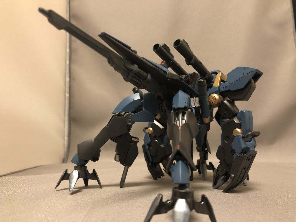 第3形態アサルトモードへ。長射程からの先制攻撃で敵の数を減らす。機動力はそれなりにあるものの複雑変形故に接近戦に持ち込まれると弱いので周りには細心の注意を払う