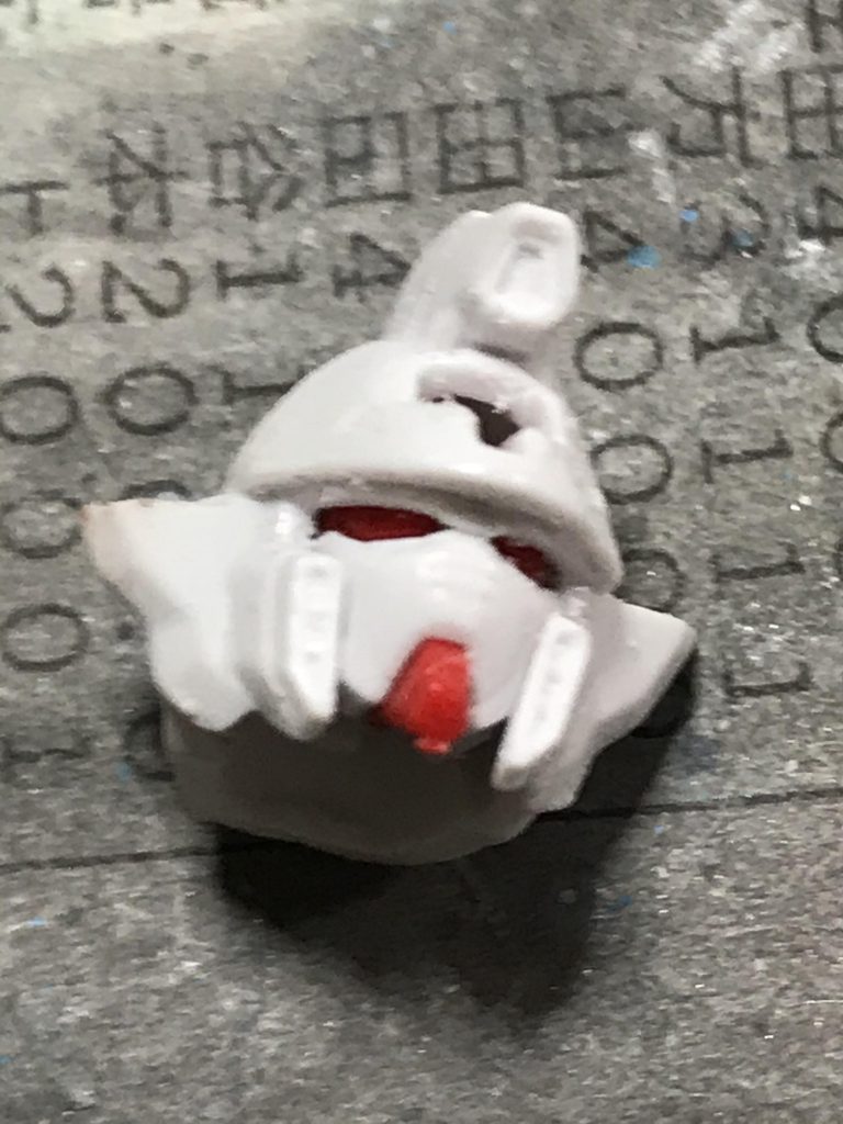 頭部のバルカン砲は ヤスリを
使って 無くしました。