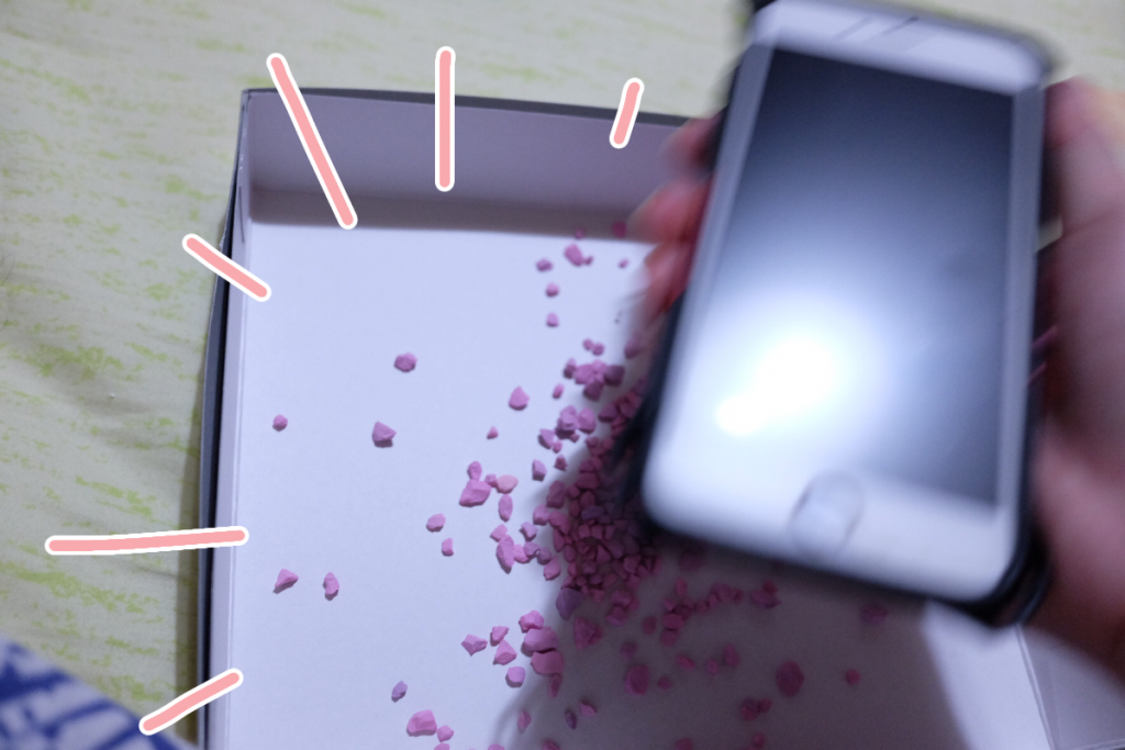 そうすると、ペレットが出てきます。
モバイルのどこから出ているのかは分からないですが、ともかくペレットが出てきます。
全部出るまで振ってください。シャカシャカ。