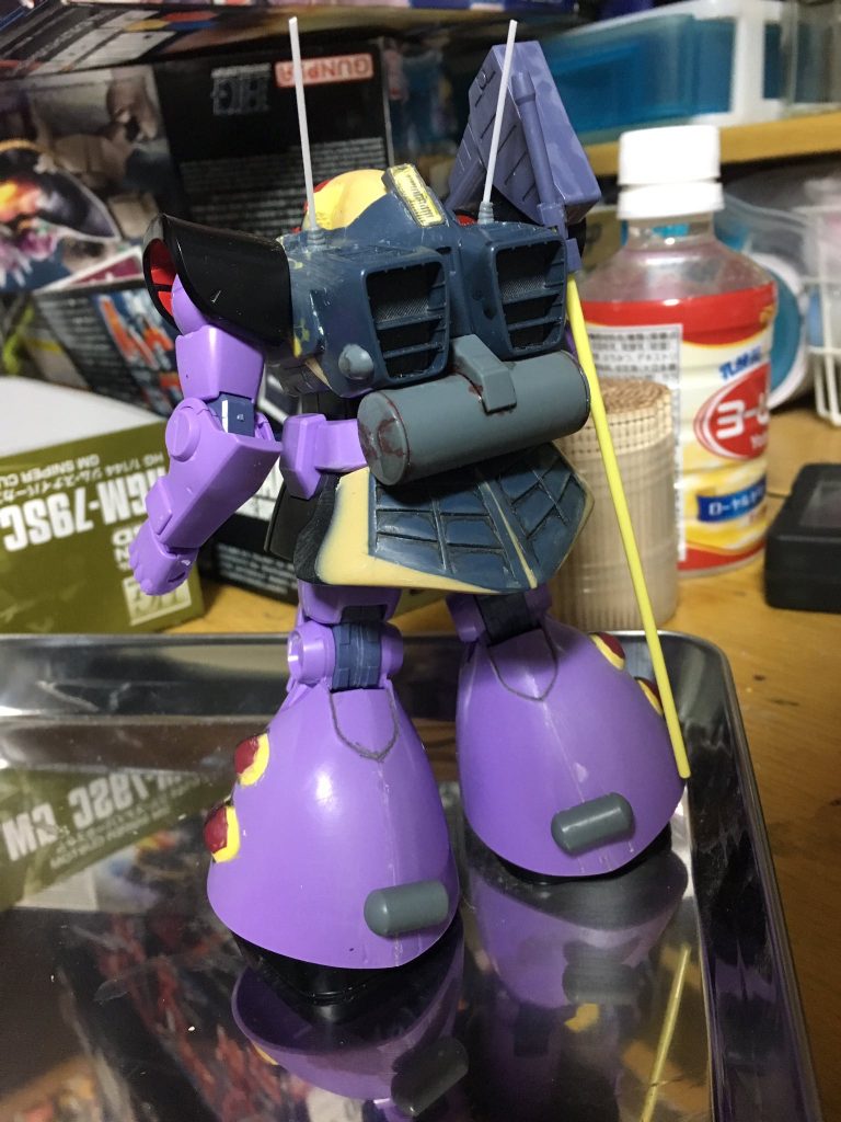 ドムに旧キットを着せるだけの素直極まりない改造。
頭部の処理に実に悩まされた。