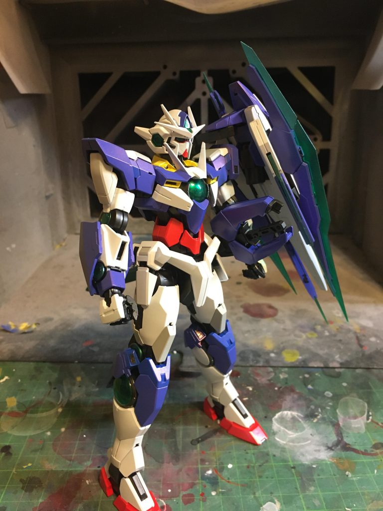 外装に上からルビーレッドを吹きました。向きによってパープルになったり赤になったりと楽しいことになっています。一応トランザムする瞬間をイメージしてます