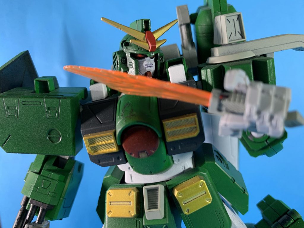 ビームナイフ。長中距離機は近距離まで詰められると一気に肉薄されるのでビームナイフくらい取り回しの良い刃渡りの短い格闘兵器で対応しないといけなくなるんだろうなって最近想像できるようになりました。