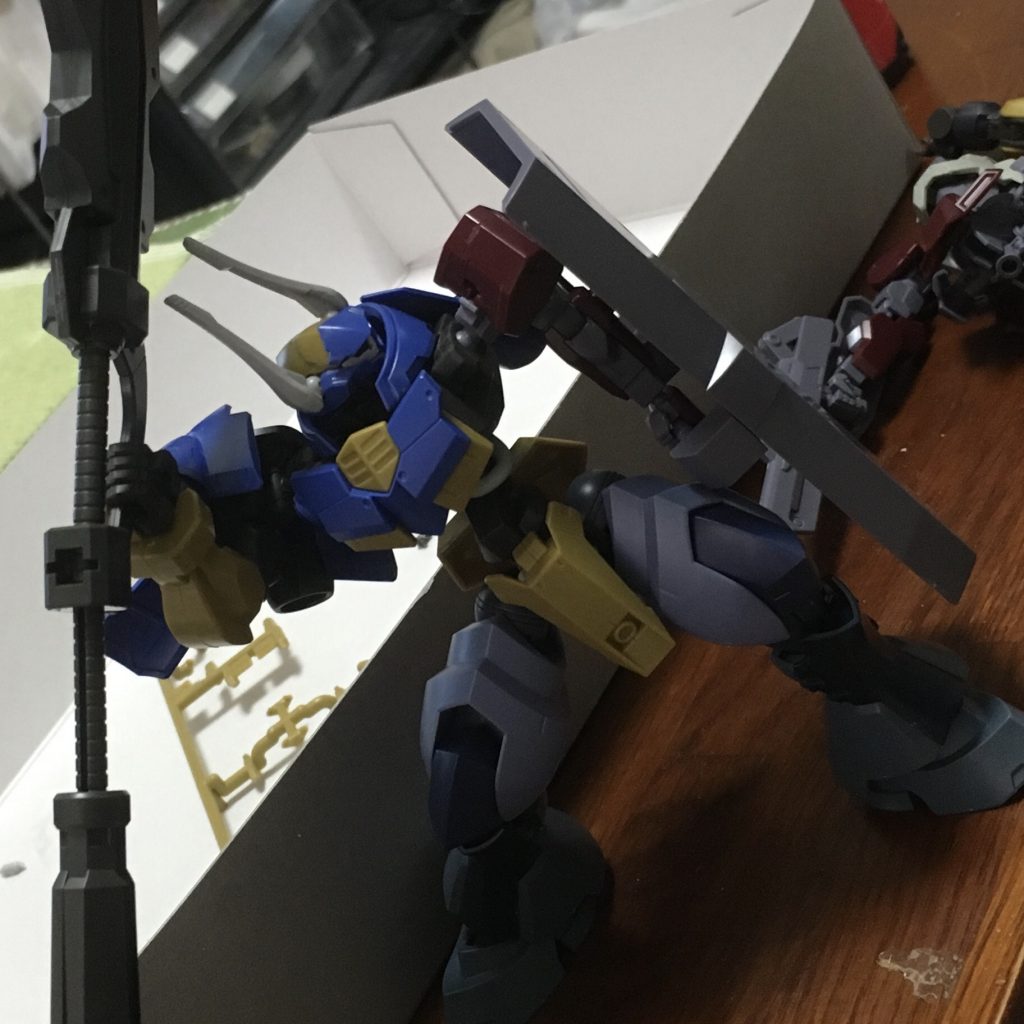 塗装前の一幕。
下半身パーツをガッチリさせたいと思い、ヘルムヴィーケ・リンカーの上半身に合うシルエットを目指しました。
腰パーツはユーゴー、腿パーツは百錬、脛から下は漏影。
左肩を背部ユニットとして用いたため、イオフレーム獅電の腕を使いました。