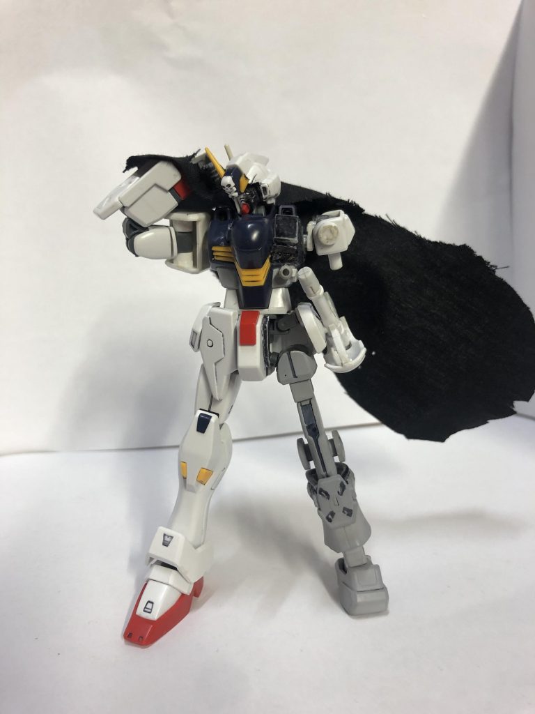 応急処置の為ボロボロな機体。コアブロックシステム、ビームサーベル、シザーアンカー、右腰部ハードポイント、フェイスオープン、左腕部ブランドマーカー、左脚部ヒートダガー等、あらゆる装備がパーツ不足でオミットされている。コロニーレーザーをくらい装甲が焼けてしまった為、基本的な装甲を右に集中させた。バルカンも残弾ゼロで使い物にならない。代わりに左胸部にビームガン兼ビームバルカンが外付けされている。フェイスオープンをオミットしたが為に、排熱が安定しなくなった為肩部に放熱ファンの機能を増加した。