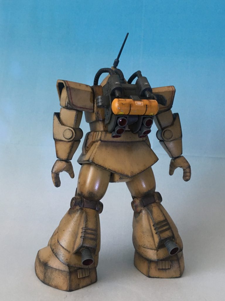 後姿です。バックパックの造形がかっこいい。タンクはオレンジにしてみました。肉抜き穴埋めが中途半端😅