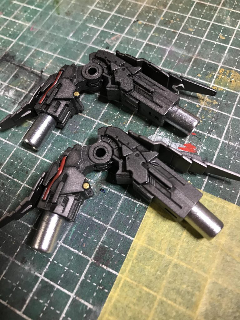 フレームなど基部は焼鉄色。
バーニアなどはメタリックカラーのアルミ。