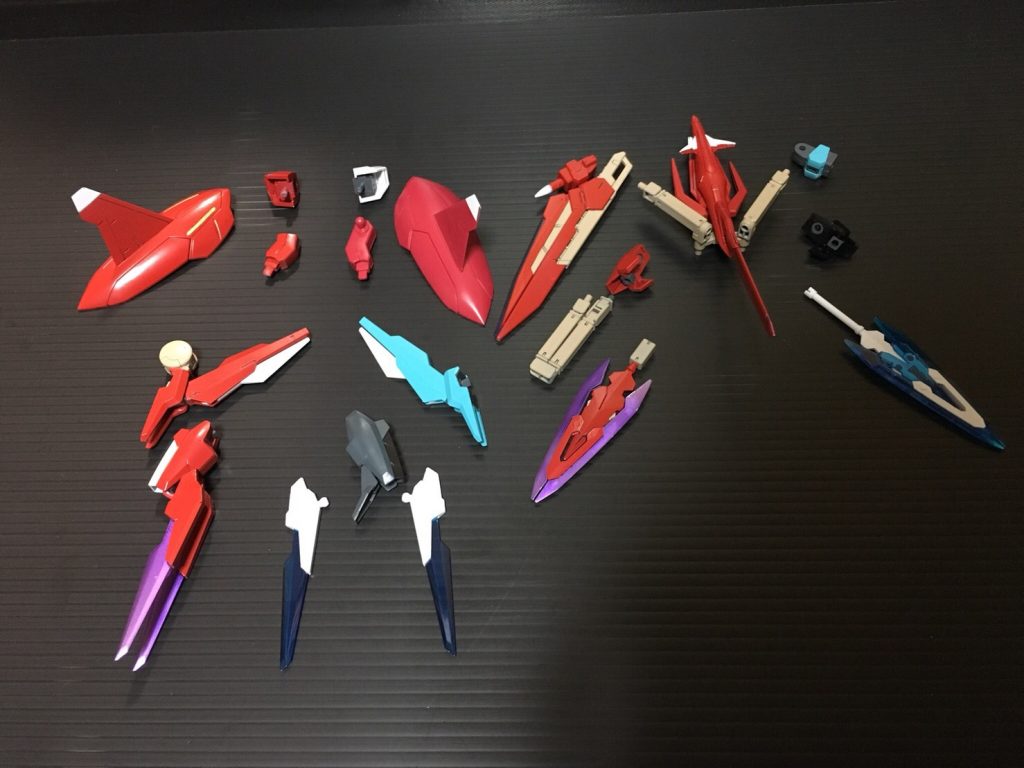 改造箇所

太腿に最近仕様のロール軸を付けて蹴りのポーズを強化したかったのでアルケーのポリキャップを仕込む区画を切除、AGE-1の肩に変更、ファングコンテナは接続部をアルケーから持ってきているので股関節の可動とは別に跳ね上げができるようになってます。

足首はアルケーの丸い関節部を残し切除、AGE-2の脚にトランジェントのバックパック、踵にはクランシェカスタムの肘ウイングを持ってきました。

バックパックは脱出用のタンク取付部にボールデンアームズのくの字関節から
上に向かってパワードアームズ→クランシェカスタム肘→ボールデンのアンカーでGNスラスターっぽく、クランシェの肘のポリを使ってバスターブレイドもマウント
下に向かってダークハウンド肩→パワードアームズ→トランジェントのパルチザンといった構成です。

左平手は多分イナクト…