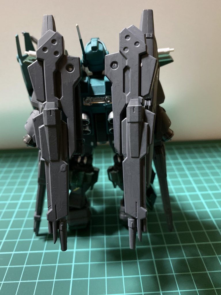 背部。バックパックのサイドにミサイルポッドを付け上部にアームを使いキャノンを取り付けています