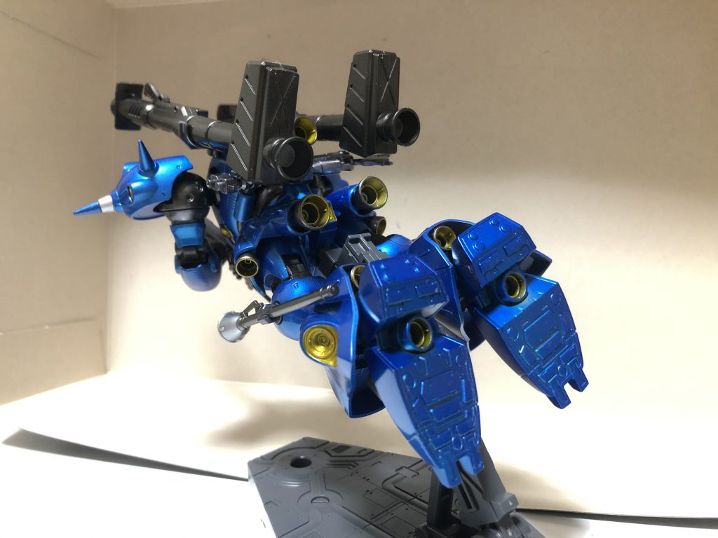 合わせ目消しや、下地処理をまったくやらなかったのでヒケや合わせ目、ムラが目立つこと目立つ事…。

しかしながら、この大量のバーニアを見るとやっぱりニヤニヤしちゃいます。

いつか上手くなってもう一度塗りたいMS第一位です。