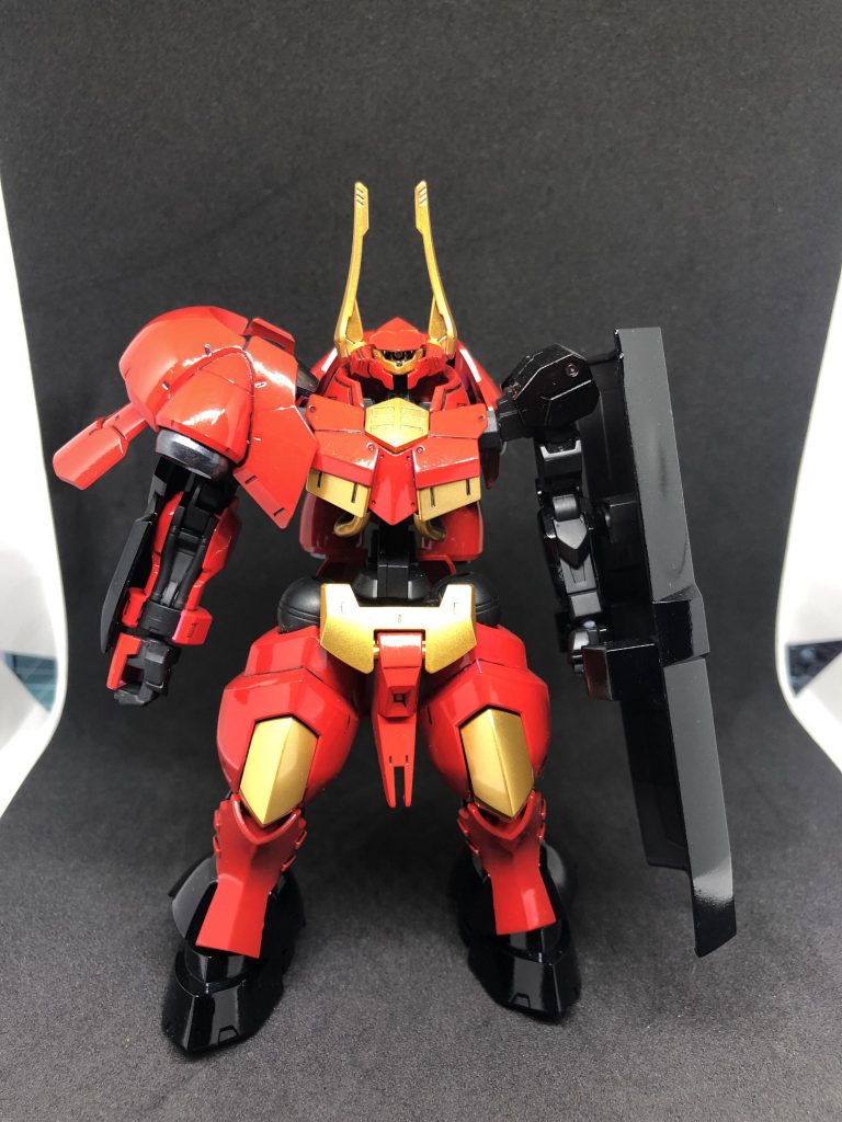 メインカラーを赤にして、サブカラーにゴールドと光沢ブラック、シルバー。
フレーム部分はつや消しのブラックで塗装。