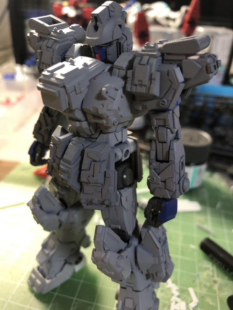 制作としてはとにかくディテールアップと情報量を多くする為にプラ板を貼り付けました。
胸部装甲はEz-8っぽさも出せたら…と
あえてパーツを解体・再接着をして
何とか形になった感じです。
意外とサーフェイサーを吹いたこの状態が結構好きで色塗りしたくなくなりました。
初めての投稿でしたので見づらい紹介でしたが、最後までお付き合い頂きありがとうございました
加筆
無事にコンテストを終えて多くの人に
コメントや評価していただき本当にありがとうございます!