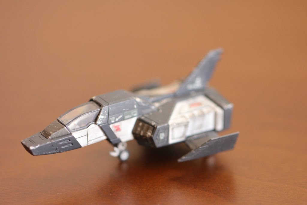 【まとめ】
ということで「コアファイター マグノリア・マウンテン隊仕様」でした。
ジムⅢのサポートメカという位置付けで、前線に立って白兵戦を繰り広げるジムⅢを援護する形です。
山岳部での戦闘ですので、小型であるコアファイターは大きな戦力となり得ることでしょう。
ちなみに、はじめてデカールを貼りました。
難しいですね。馴染ませようとしたんですけど、無理でした(笑)