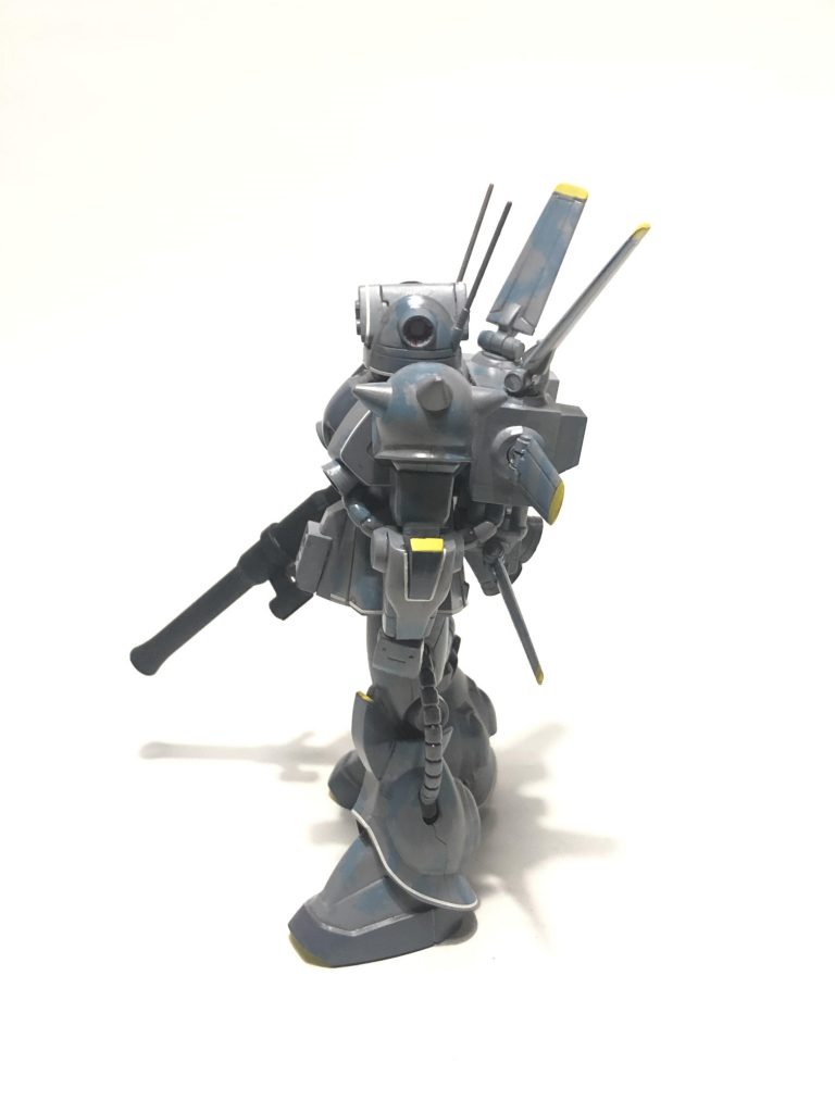 よこ

カラーリングはニュートラルグレーにミディアムブルーの偵察機定番色にニュートラルグレーをで薄めた水色でカモフラージュ。

そして尖端ワンポイントにイエロー。