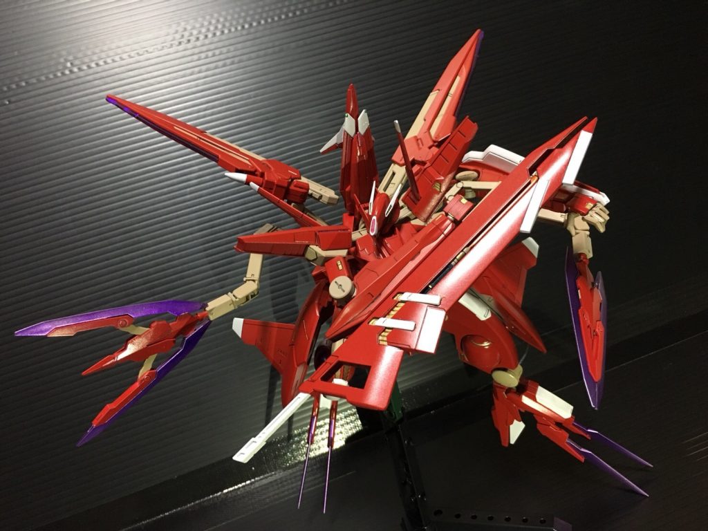 ## GNバスターソード ライフルモード
原型機の物をそのまま。ヤークトでもそのまま使ってますし、アルケーと言ったらやっぱコレ！！

## GNバスタークロー
バックパックの下側にサブアームとして左右一対を装備。クローの中心にはビームサーベル兼ビームガン、本体から切り離して大型のGNファングとしても使えます。