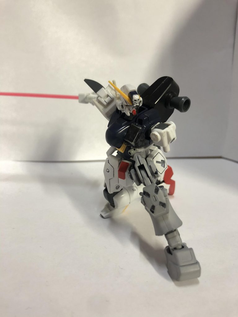 左脚部だけリアアーマーがないので可動の自由度が高い