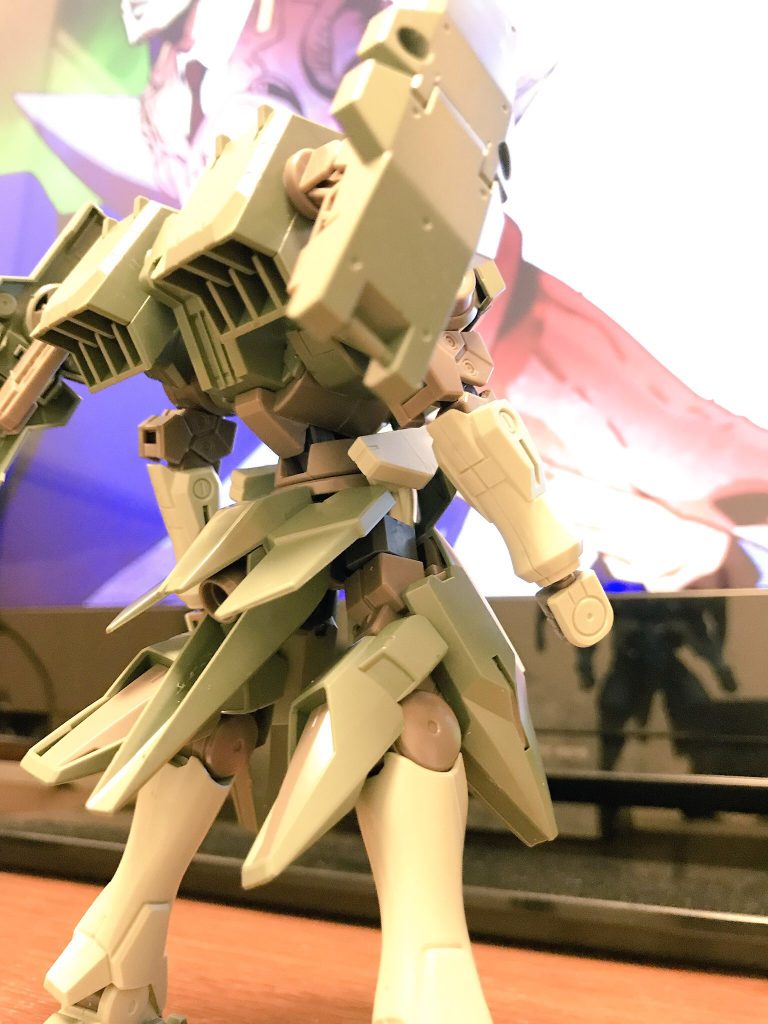 この時点ではまだストライカージンクスのディテールアップや可動域追加だけしか考えておりませんでした(笑)
腰にスイング軸を追加した時の画像です。