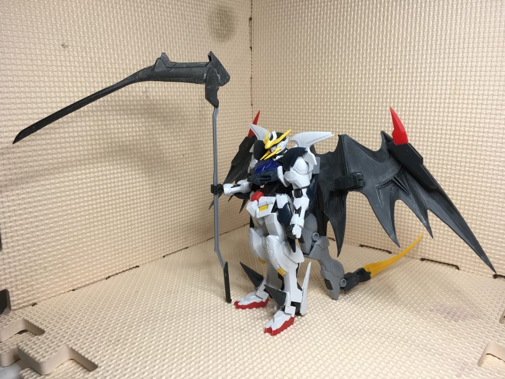 塗装前、全身
基本、バルバトスにデスサイズヘルのパーツを
貼り付けています
隙間が空いた箇所には大まかにランナータグで埋めてから、
ヒートペンで溶接、ヤスリで成形しています