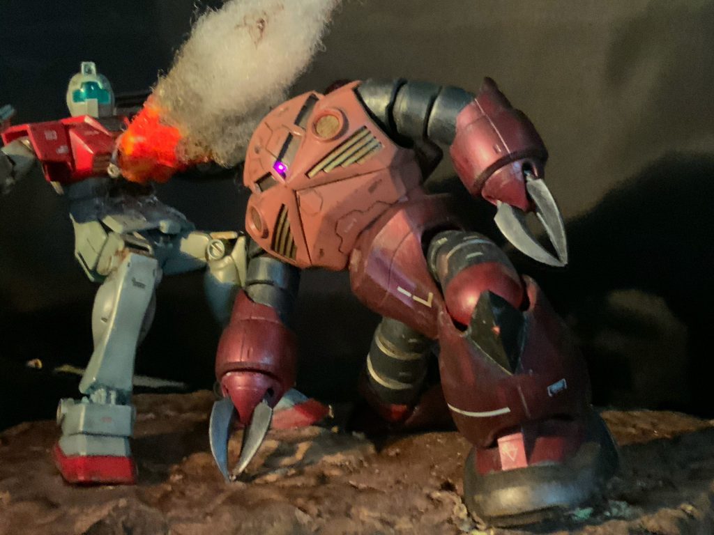 爆風を避けるシャアズゴック( ^ω^ )