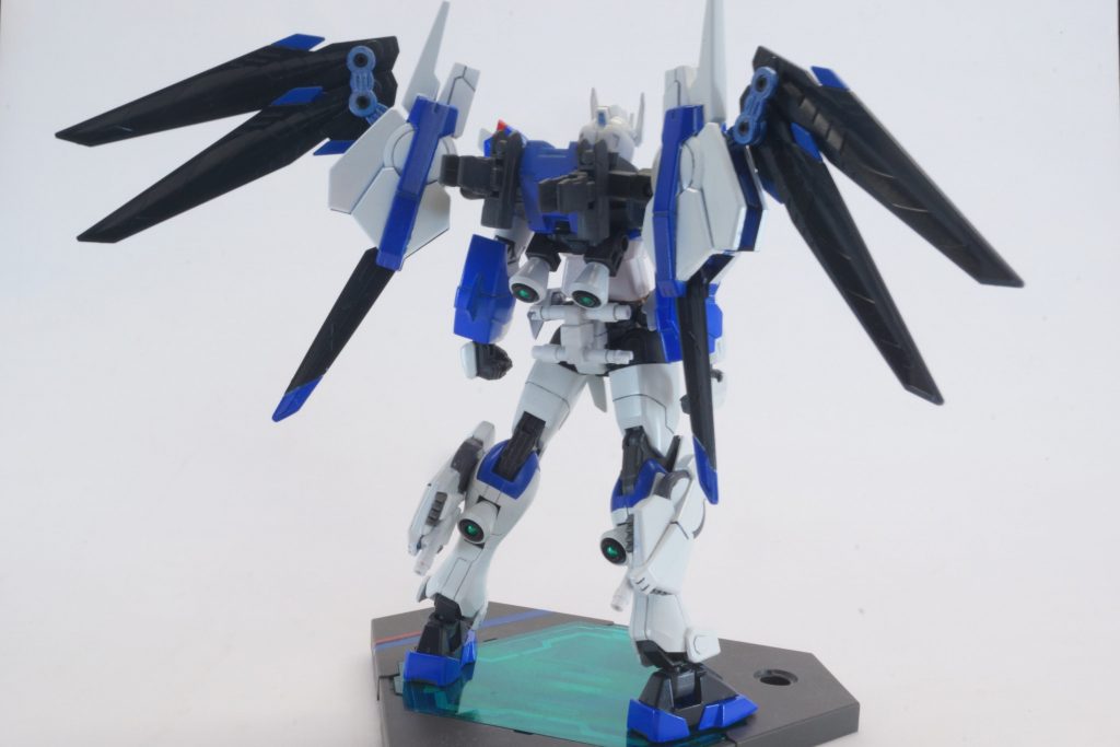 ガンプラ紹介ALICEALICEALICEALICEALICEALICEALICEALICEALICEALICEALICE  バックパック、ふくらはぎのGNドライヴが印象的な背面。一見スラスターのように思える白いパーツは、カバーという設定です。同調した2基のGNドライヴを2セット搭載した、マルチツインドライヴ機です。ALICEALICEALICEALICEALICEALICEALICEALICEALICEALICEALICE