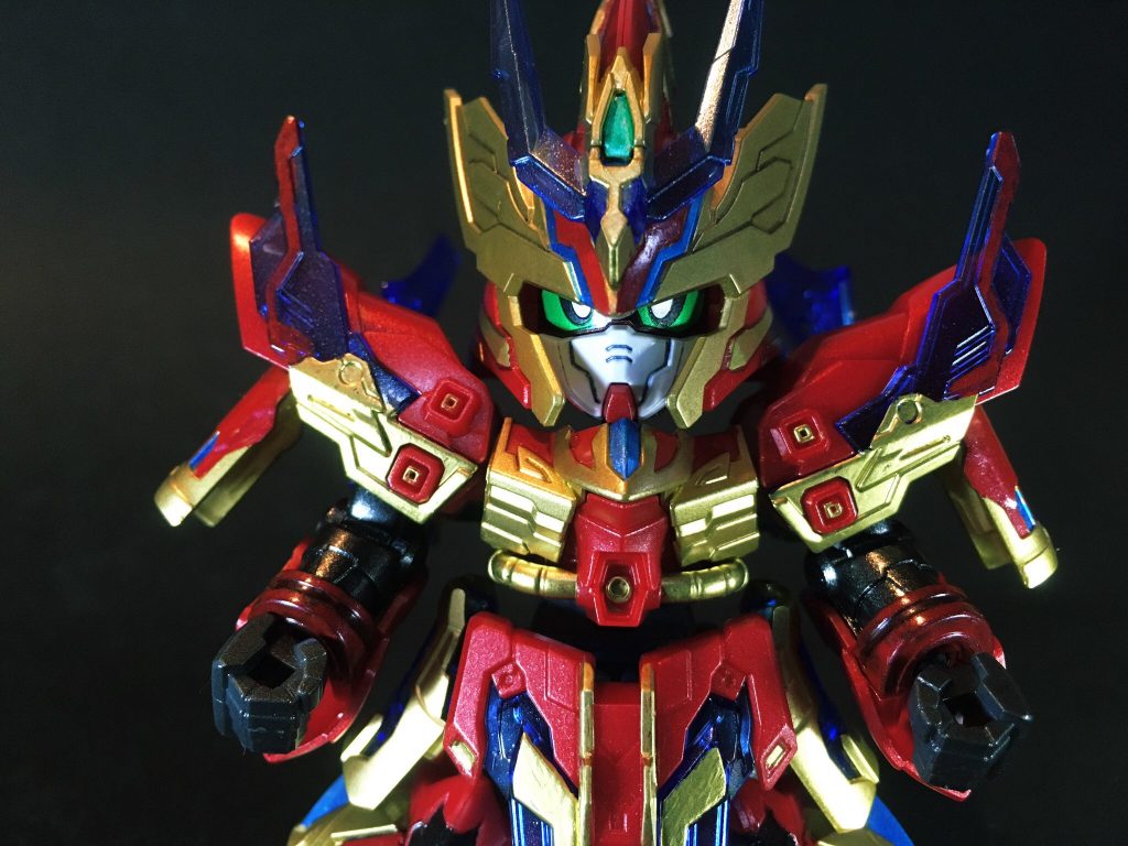 マスク装甲の下にはガンダムフェイスが隠れています。こちらの姿も鎧甲冑の派手さとマッチして良さがあります。(サザビーなのになぜガンダム顔?かといえば、近年の福井晴敏『機動戦士ムーンガンダム』に登場するサザビーのプロトタイプMS・バルギル→ムーンガンダムの系譜がガンダム顔である事と関連して、かと思われます。)