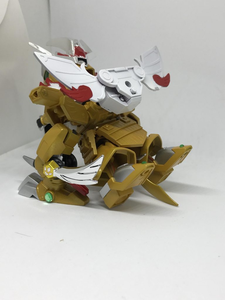 後ろから。尻尾になる號獣神剣はアクションベース用の穴に接続