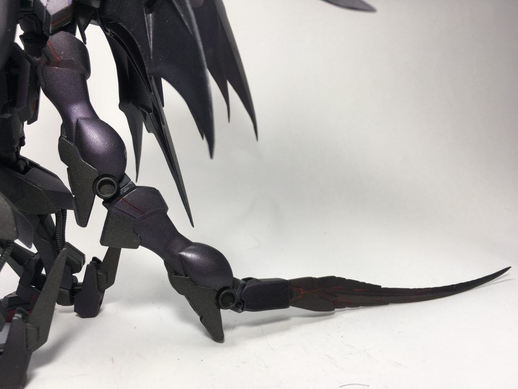 尻尾はデスサイズヘルの脚、腕、
フロントアーマー、ビームシザースの刃で構成