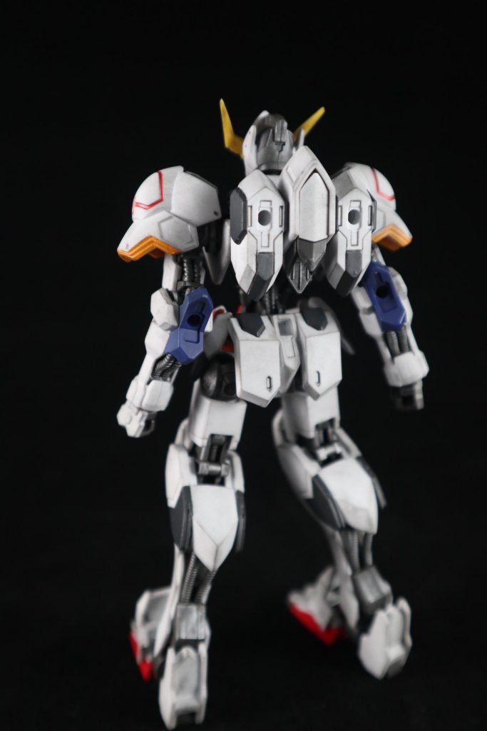 キット本体。
部分塗装&シールで色分けてます。
カメラアイ、サイドアーマー、足の付け根の黒いとこ、バックパック中央の白いとこがシール。
胸、肩、膝のマークはガンマカメタレッド。
それ以外の色の足りないところ、シールだとイマイチなところは筆塗りしました。
フレームをシルバーの水性マーカー塗料でドライブラシ、全体を黒のパステル汚してます。