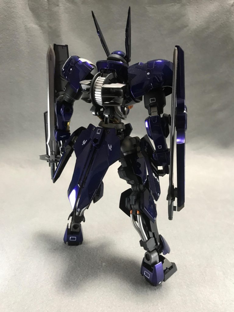 装甲部は研ぎ出ししてます。
関節部は艶消しにしてます。
よりシュッとした印象になりました。