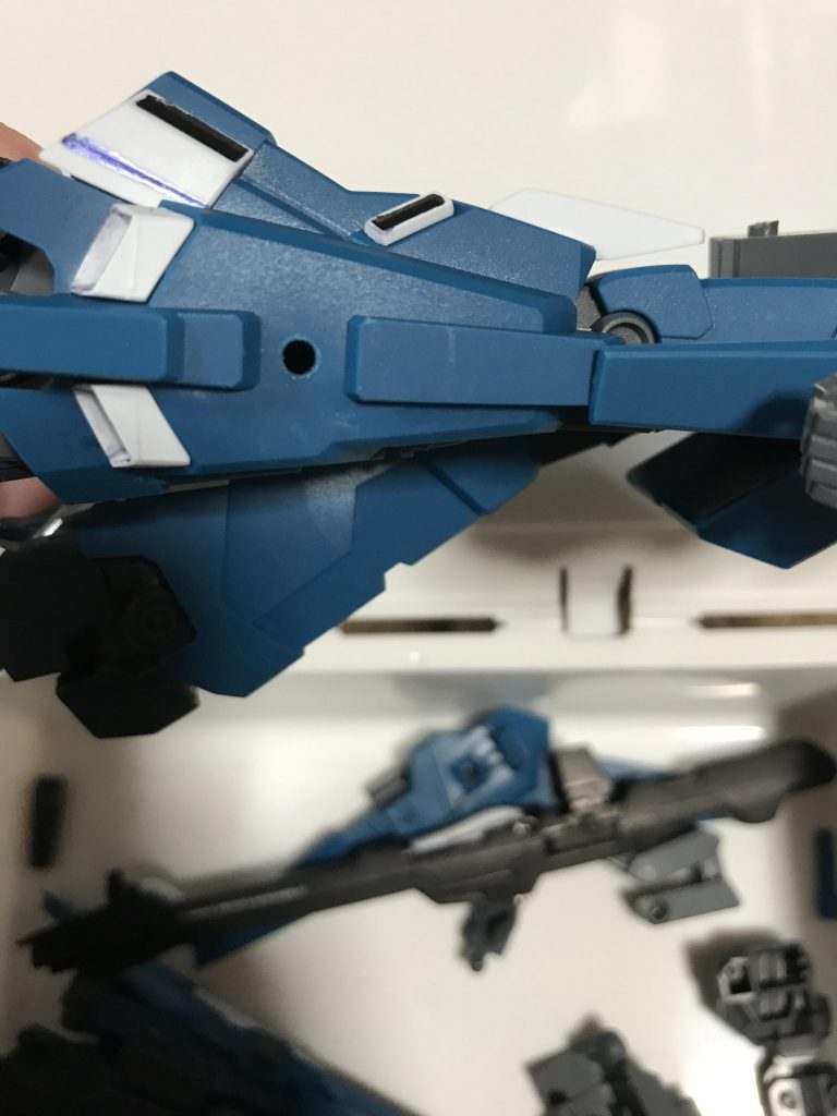 脚に付けてるファンネルはハイニューのファンネルで脚の隙間をピンバイスで穴を空けてファンネルの出っ張りを軽く削ってねじ込んでます。