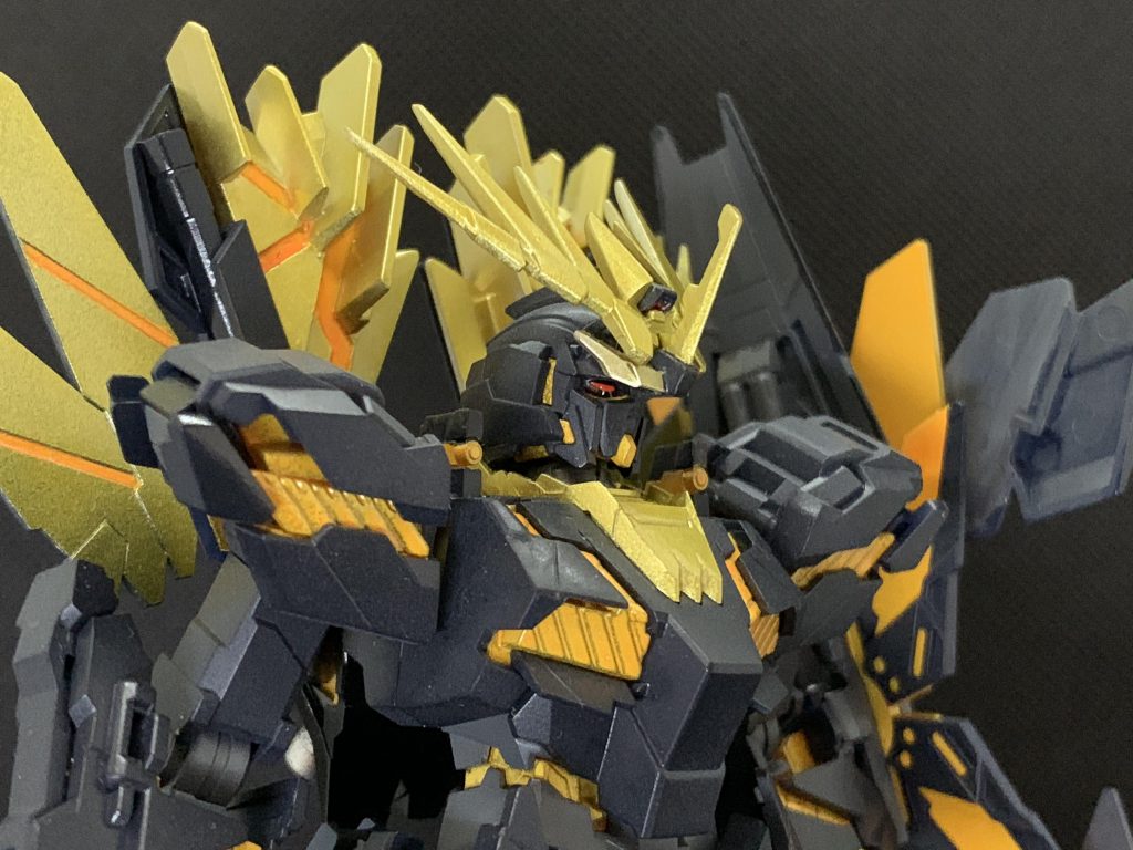 ## 塗装レシピ
特に記載のないものはアクリジョンです。
雲母堂本舗のCCパールはアクリジョンの光沢クリアに溶いて使用しています。
数字は比率ですが大体です。
本体色: 黒3+ミディアムブルー3+青2+紫1.5 → つや消しクリアあ2+光沢クリア1
バックパック等: 黒 → CCパールブラック
関節等: ニュートラルグレー3 + ジャーマングレー1 + ミッドナイトブルー1
ゴールド部: シルバー → クリアイエロー + クリアレッド微量 → CCパールオレンジ → 光沢クリア
サイコフレーム: シルバー → 蛍光イエロー3 + 蛍光オレンジ1 → CCパールイエロー → 光沢クリア
スラスター: ガンダムマーカーシャインシルバー → 外側にCCパールブラック → 内側中心あたりをクリアブルー
アップにすると塗膜が汚いのがばれる…