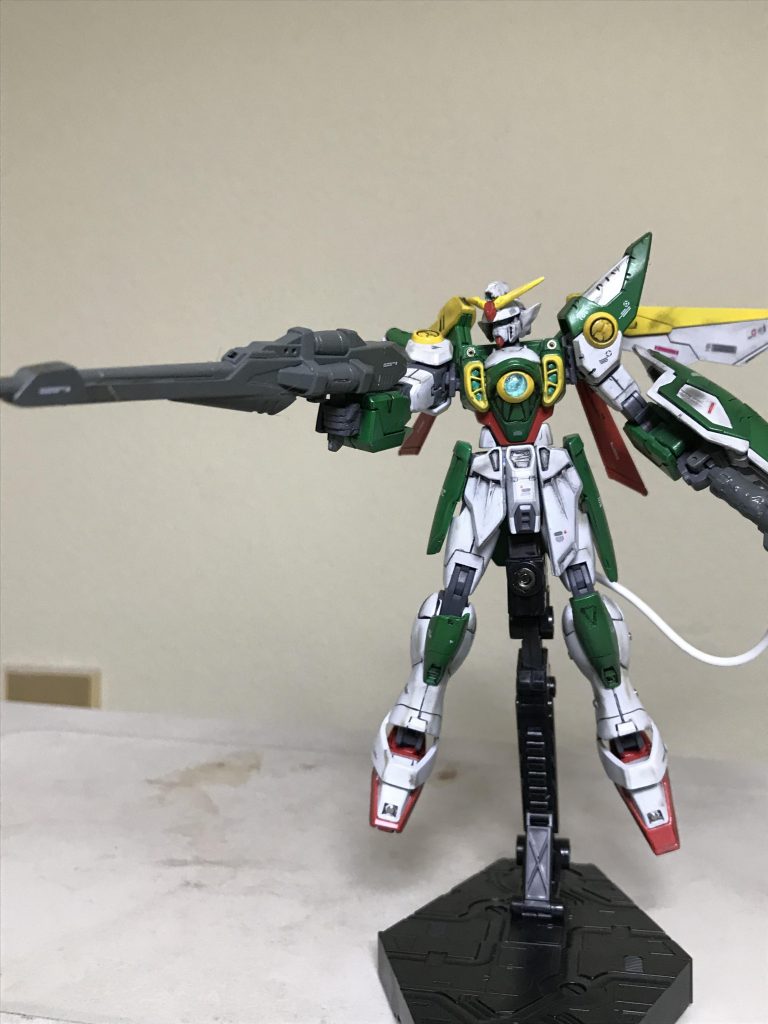 ウイングガンダムが 敵の戦艦に バスターライフルを 打つ瞬間です!