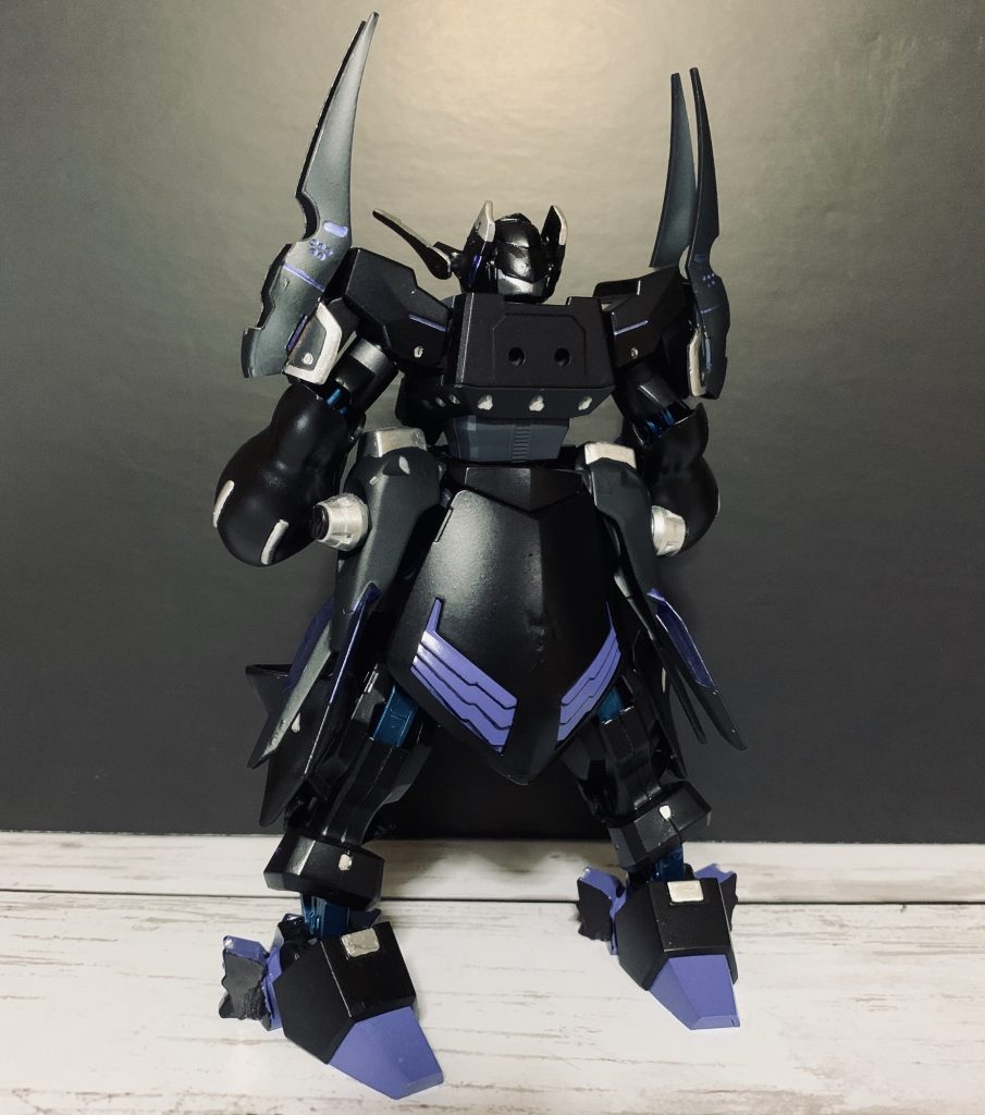 機体背面
この機体もコズミックドライヴ(特殊能力)を搭載しており、攻撃などによる衝撃を吸収し、解放することで衝撃波を飛ばすことができる