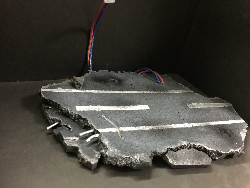 台座の反対側です😄
ケーブルはバックパックの横に挟み込む感じに接続できますw
尚、ケーブルは壊れたスマホ用の充電ケーブルを切って塗装して使用しています!