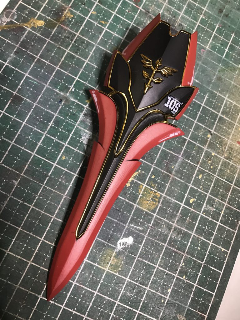 各部エングレービングの金メッキを活かすなら、やはり機体色の赤はグロスだったかなー？と後悔してますが、発売当時の他のモデラーさんはグロス仕上げが多く散見されましたので、艶消しにしてみたのですが…(^◇^;)。