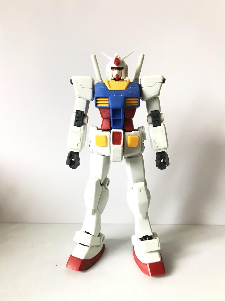 頭部の後ハメ加工のみイジってます。
スジ彫りと肩のスラスターを追加しています。