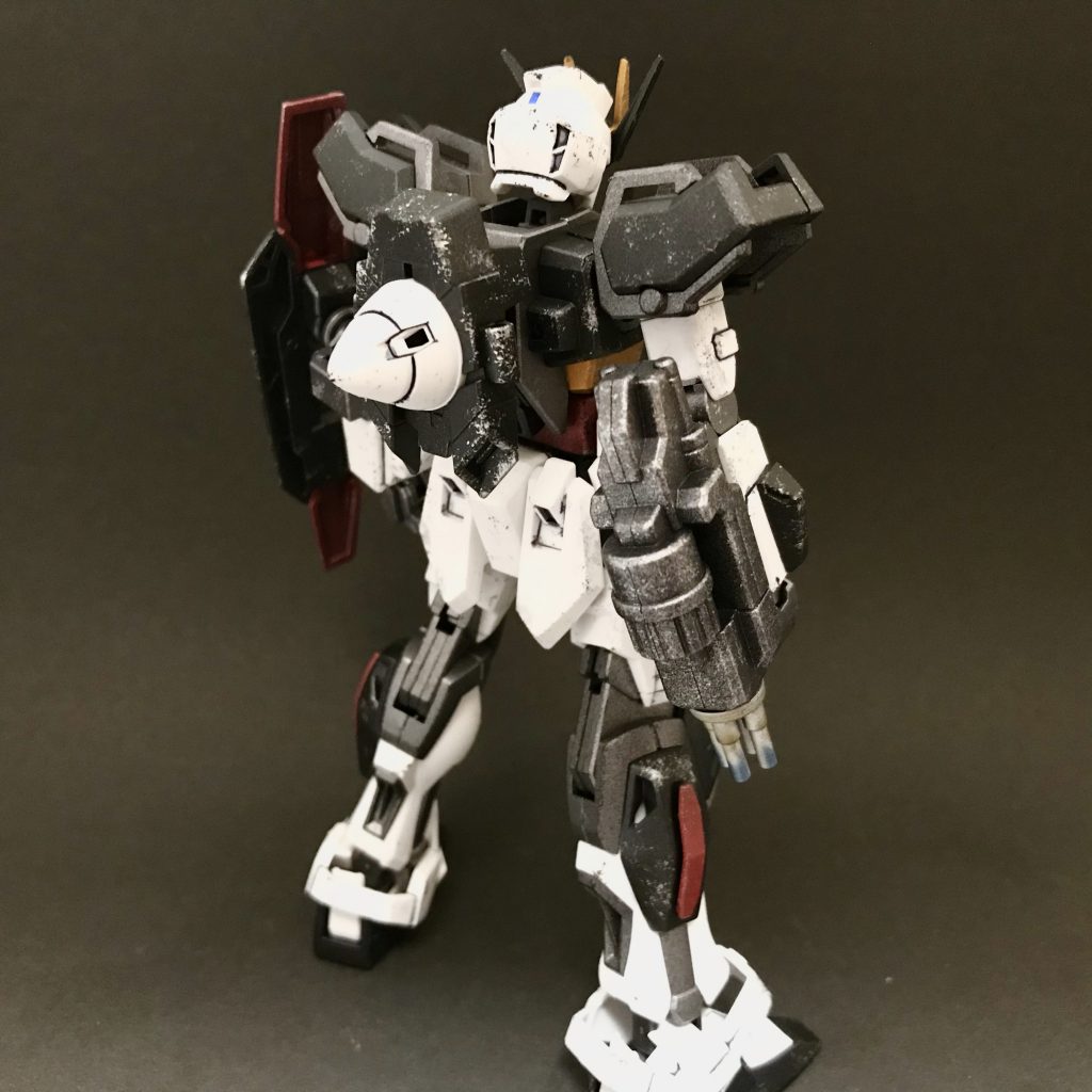 右腕の武器はカスタマイズキャンペーンでもらったガトリングクロー。
バックパックはダブルオーダイバーのGN ドライヴを拝借！ジョイントパーツかませてストライカーとして装備できるようにしました。