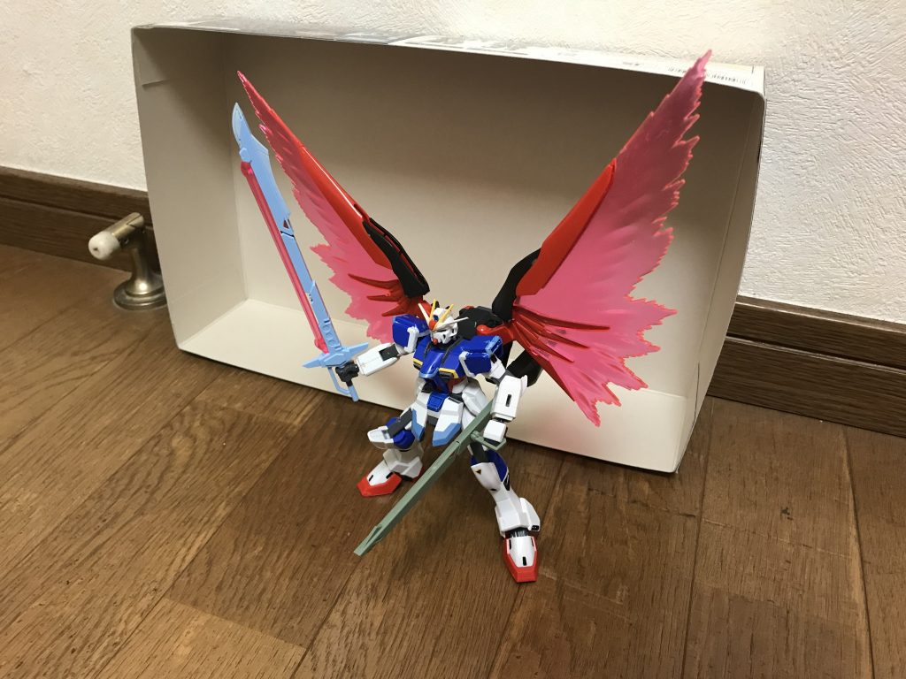 この形態では、素体形態とは対称的に、強力な攻撃力を用いて敵を圧倒する「恐竜」のような荒々しい戦い方を得意とする。必殺技デモンズブリザードビームスティンガーで敵を貫きウイングユニットによる冷気で氷漬けにした後で右脚回し蹴りで粉砕する。グランド・オブ・スラッシュアロンダイトのビーム刃を最大出力にして敵を叩き斬る。デストロイドゥーム高エネルギー長射程ビーム砲から放つ超高出力ビーム。制作には、フォースシルエットのウイングパーツとビームサーベルを取り外し、そこにデスティニーのウイングと武装を組み込む事で、独自のデスティニーシルエットとして完成しました。その結果、デスティニーガンダムの特徴を残しつつ、インパルスガンダムとしての姿を保ったまま進化する事に成功しました。これは、旧HGモデルのインパルスガンダムとデスティニーガンダム同士だからこそ、実現出来たものだと思っています。ちなみに、以下は余談です。・この見た目からは想像出来ないと思いますが、実は今回の独自設定には、「仮面ライダーオーズ プトティラコンボ」の特殊能力や特徴が、所々に反映されています。・そして、機動武闘伝Gガンダムが由来となる「DG細胞」という設定にも、独自の設定を加えてみました。今後の機体にも、それらの設定を加えています。これからの作品にも、これらの独自設定を存分に組み込もうと思います。