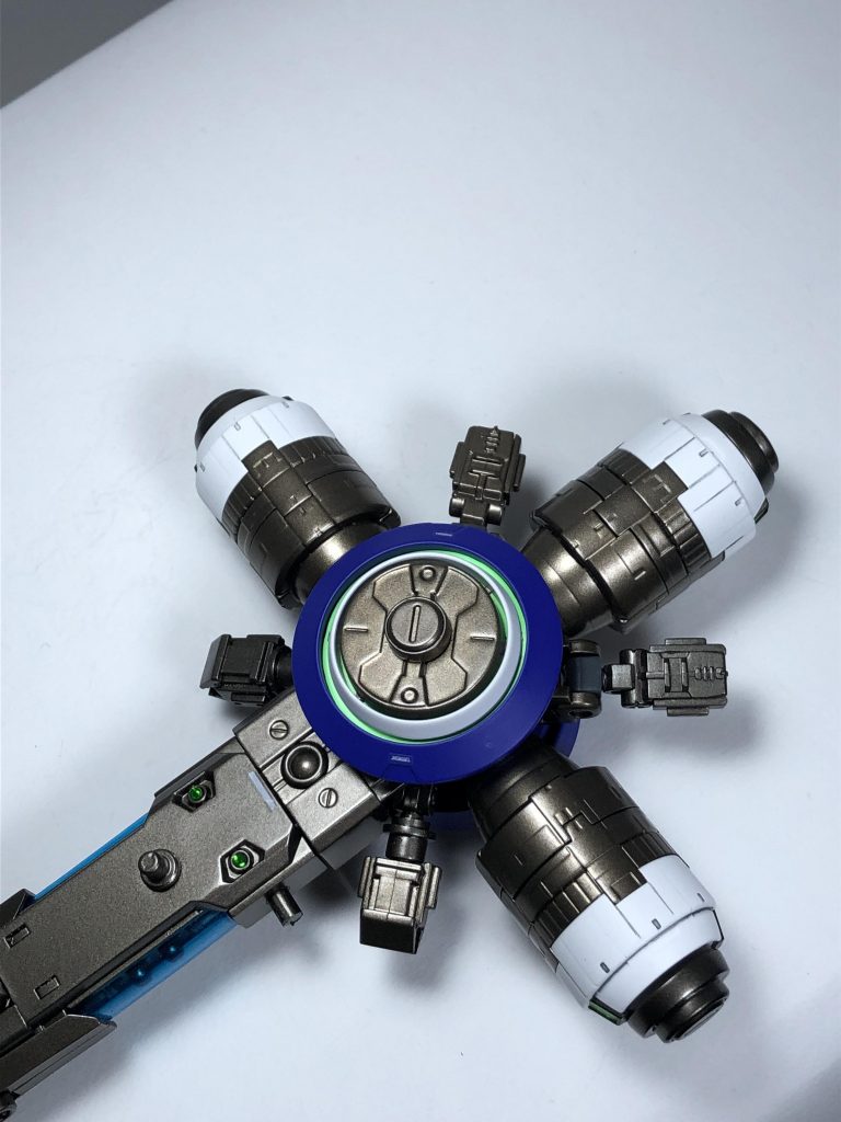 裏。丸い部分からボヤッとGN粒子が光っているイメージ!