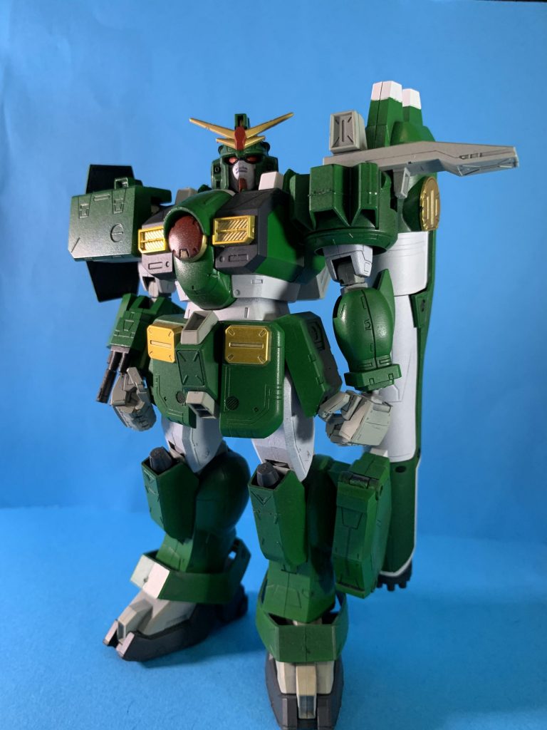 フロント。メイン写真にも選びましたがガワラ立ちがやたらと映える映える!厳密には違うのかもしれませんが(立体物には無理だろ!なビジュアルの時ありますし…)。色は似非黒立ち上げで全部缶スプレーです。金メッキ部はアクセントとして敢えて残して上からゴールド吹いてます。