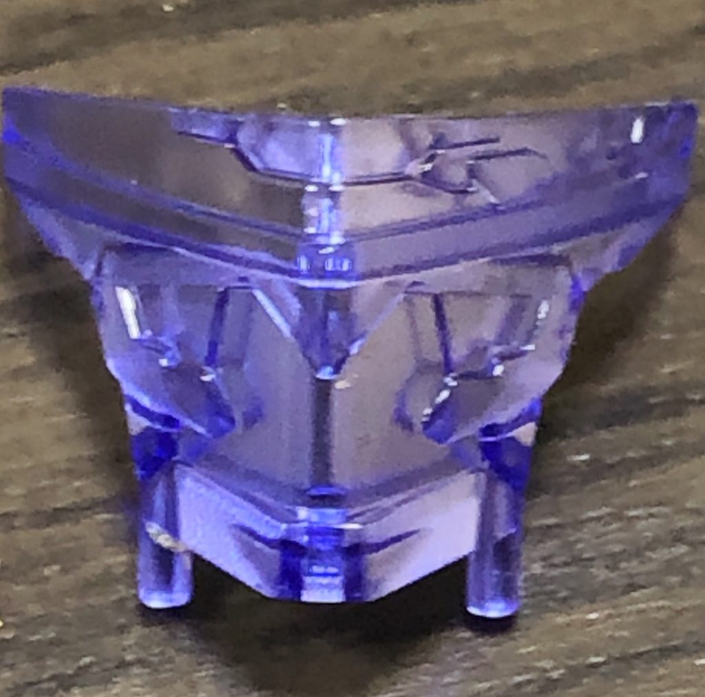 マスクの裏側をシャインシルバーで塗装
右目の部分だけ見えるようにしています。
夏侯惇なんで隻眼っぽく見えるようになります。
マスクの左側にはヒビ割れた様なモールドもありますし。