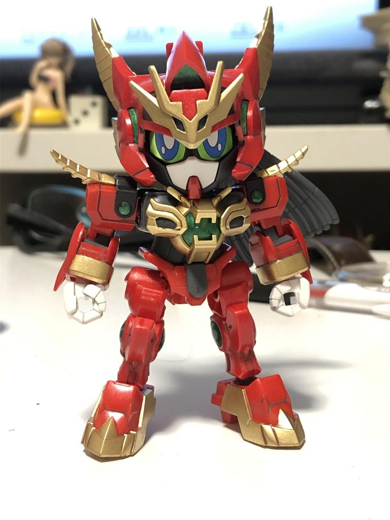 とにかく作中と同じカラーリングに塗り分けられれば良いかなーなんて思いながら塗りました。

メインカラーはマイカレッド
ゴールド部はタミヤスプレーのゴールド
ホワイトとグレー部は整形色ままです。

足りない部分のみ、ジャーマングレーと水性メタリックグリーンで塗装してます。

合わせ目消しをやってみようと流し込み接着剤を使ってみましたが、面倒でサフを吹かない上にマイカレッドの隠蔽力も低かった為まっっったく消えてませんでした。反省。