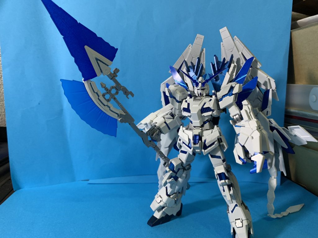 フロント。本体はユニコーンガンダムデストロイモードですが色々ついた結果全幅、全長等やたらと場所を取る姿に。塗装はサイコフレーム部をマイカブルーで、白部はグランプリホワイトにしましたが元の成型色も捨てがたい良いものでした。
