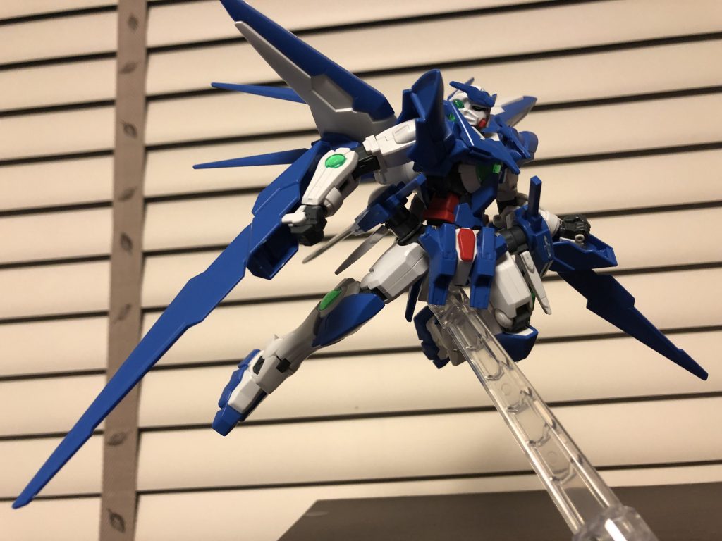 副武装のGNブレイドⅡ
GNブレイドが破壊されたり対象があまりにも硬いなどの場合の武装。刀の様に薄刃ではなく大剣の様な厚刃なので斬る瞬間にGN粒子の重力制御を解除して重量と加速で叩き斬るという発想の武装。他の武装(GNビームサーベル以外)は斬れ味を優先する為表面にGN粒子を纏わせ重力制御しているという設定