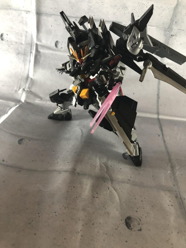 今回は腕にビームサーベルを仕込んでみました